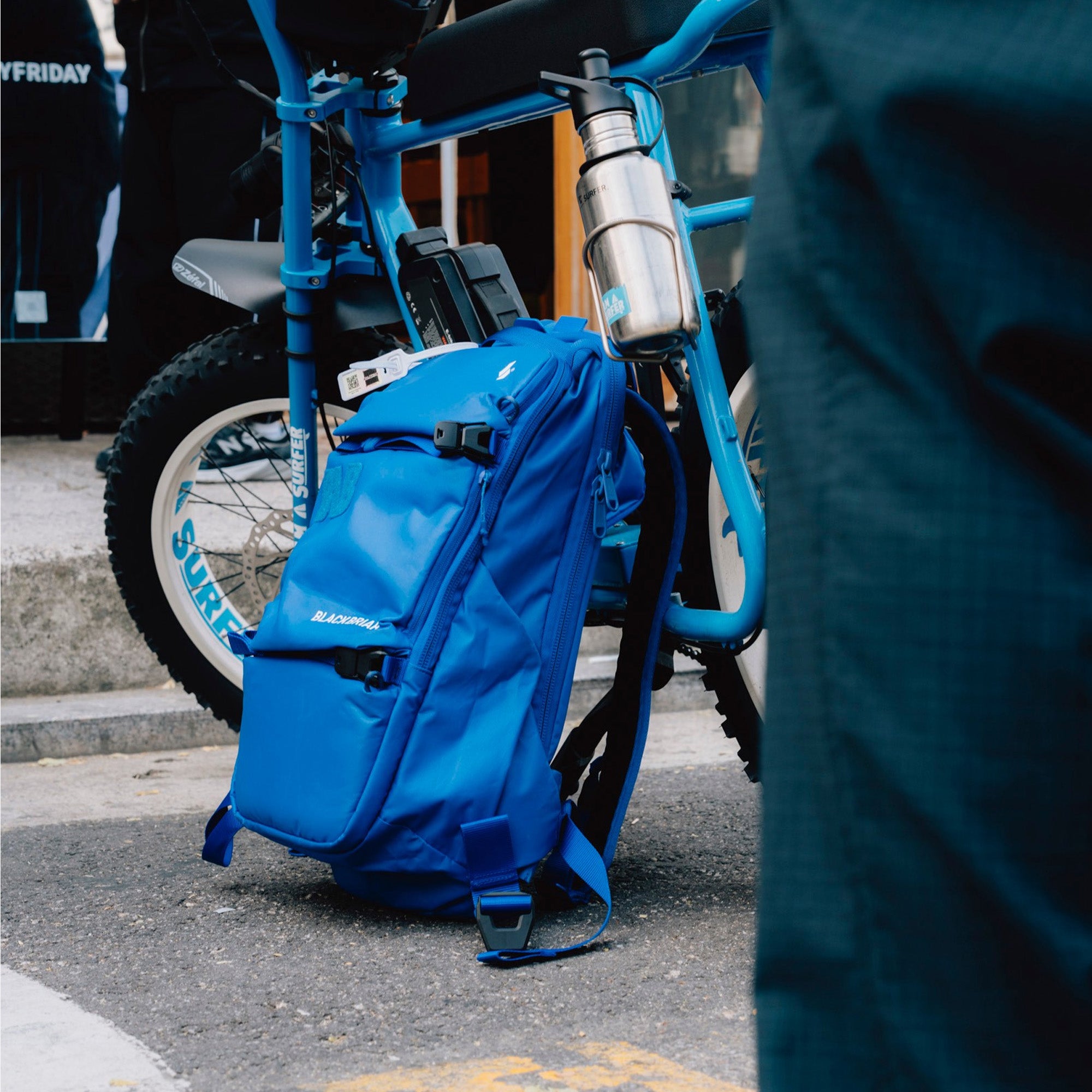 コンテイン X バックパック 18L / バイタリティブルー