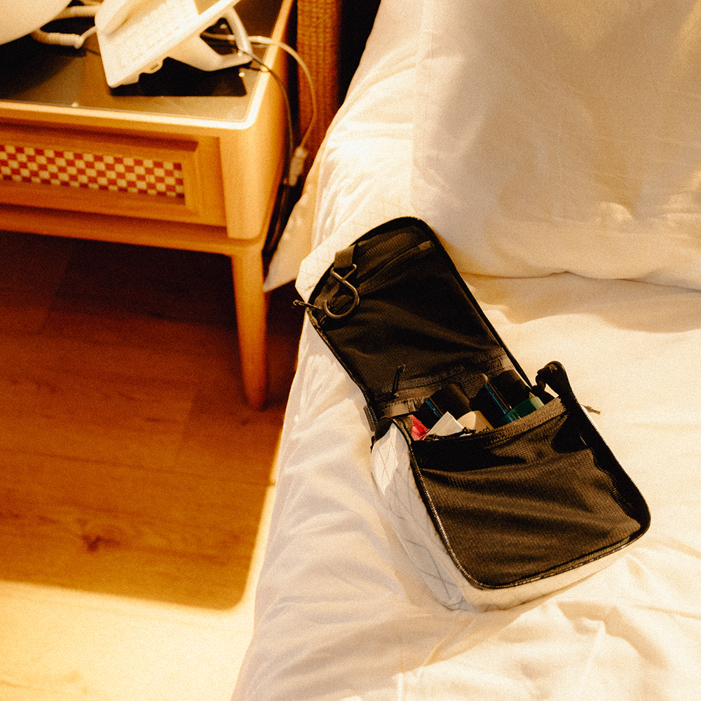 CONTAIN WASH POUCH / Ultra X white