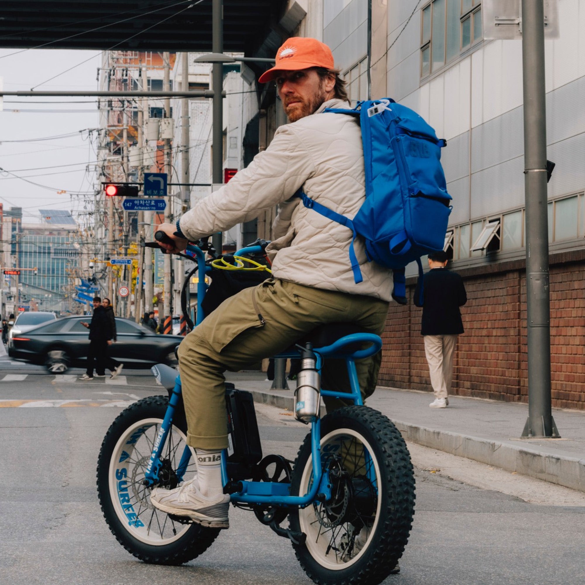 コンテイン X バックパック 18L / バイタリティブルー